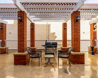 Quality Suites San Antonio Northeast - San Antonio - Patio