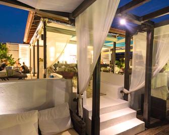 Ampelia Hotel Kassandra - Chaniotis - Innenhof