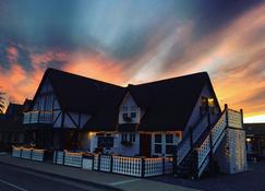 New Haven Inn - Solvang - Building