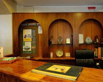 Hotel Trasimeno - Passignano sul Trasimeno - Front desk
