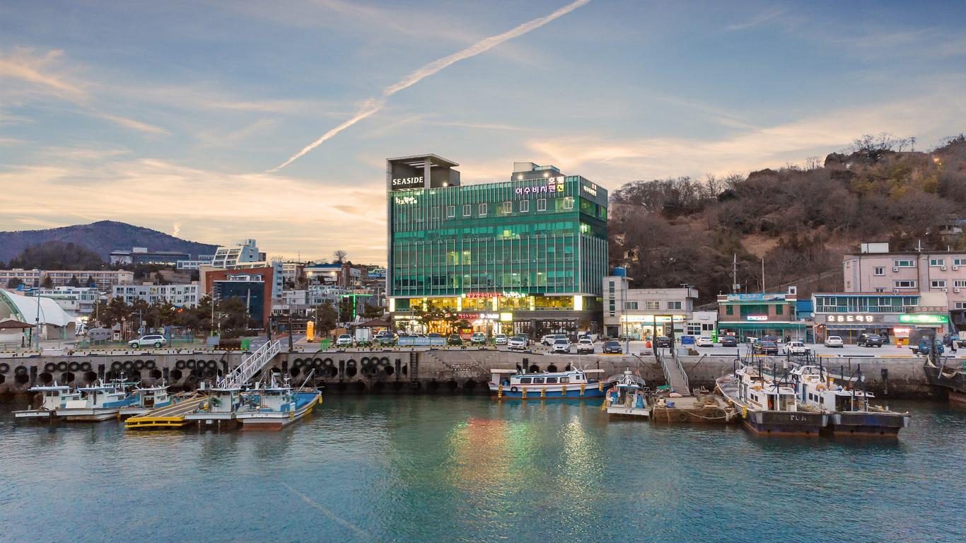 Yeosu Beach Pension (Ocean View from all rooms, Romantic Pub 30 seconds walk)