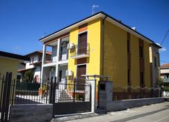 The Dreamers B&B - Cardano al Campo - Building