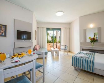 Creta Palm Resort Hotel & Apartments - Stalos - Living room