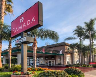 Ramada by Wyndham Costa Mesa/Newport Beach - Costa Mesa - Rakennus