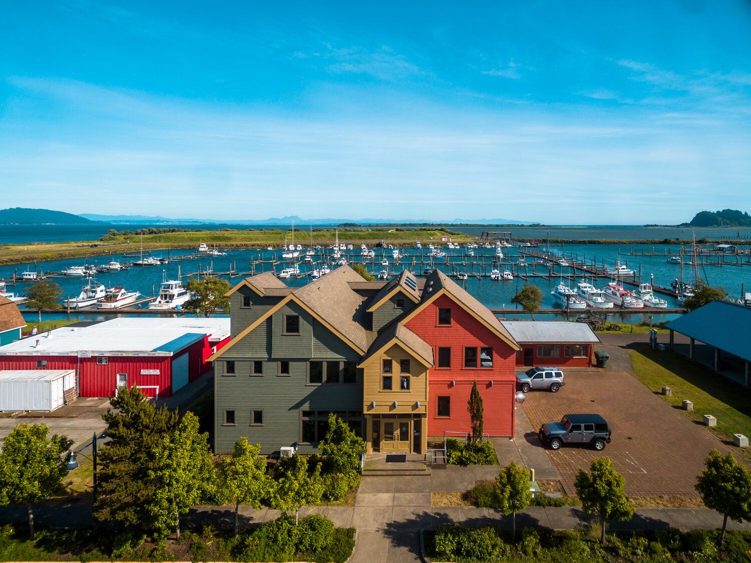 At The Helm Hotel - Ilwaco - Budova