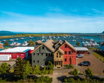At The Helm Hotel - Ilwaco - Budova