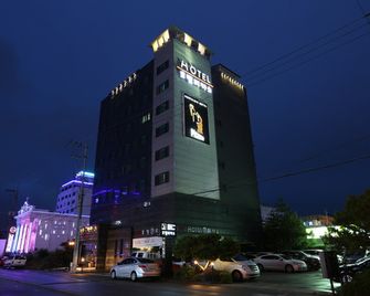 Picasso Hotel - Donghae - Building