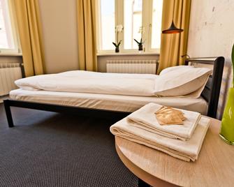 Sleep in Hostel & Apartments - Poznan - Yatak Odası
