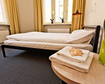 Sleep in Hostel & Apartments - بوزنان - غرفة نوم