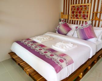 Baan Urt Suratthani Airport Hotel - Phunphin - Bedroom