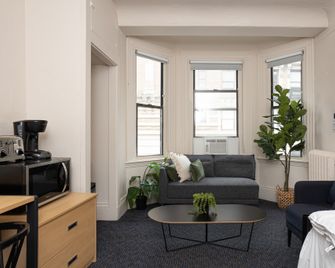 Boston Fenway Inn by Found - Boston - Living room