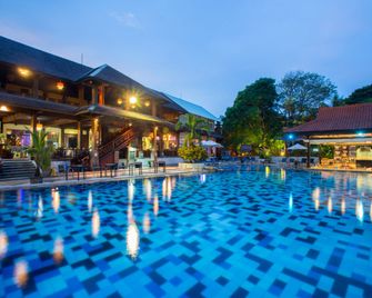 Grand Istana Rama Hotel - קוטה - בריכה