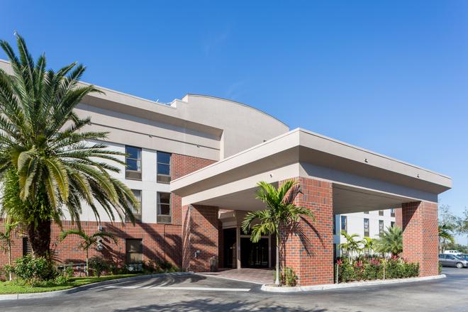 Days Inn Suites By Wyndham Fort Myers Near Jetblue Park 71