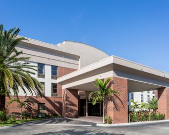 Days Inn & Suites by Wyndham Fort Myers Near JetBlue Park - Fort Myers - Edificio