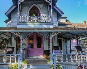 Narragansett House - Oak Bluffs - Building