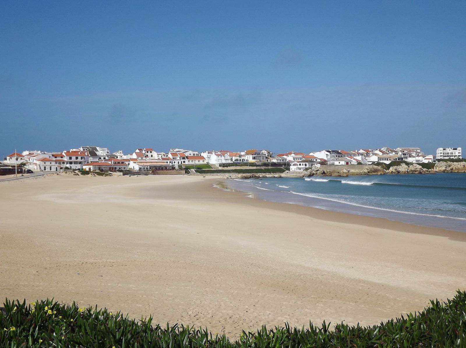 H2O Surfguide Hostel - Peniche - Playa