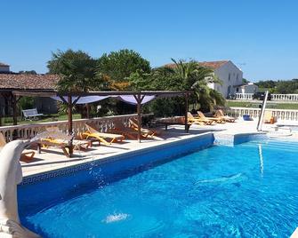 La Caleche - Bégadan - Piscina