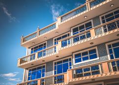 Abuharee Grand - Addu City - Gebouw