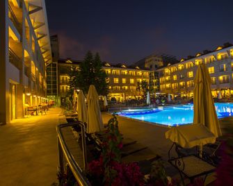 Fame Residence Kemer & Spa - Kemer - Svømmebasseng