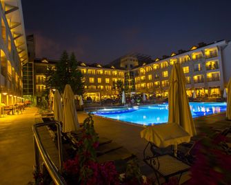 Fame Residence Kemer & Spa - קמר - בריכה