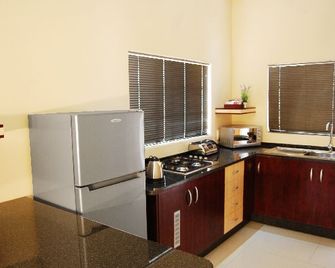 Booth Suite Hotel Mafikeng - Mahikeng - Kitchen
