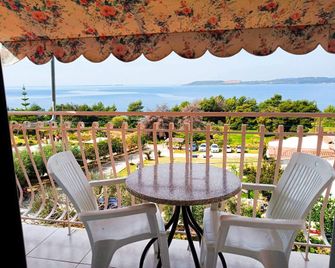 أوسكارز ستوديوز آند أبارتمنتس - لاسي - شرفة