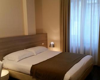 Hll Hotel Lungolago Lecco - Lecco - Schlafzimmer