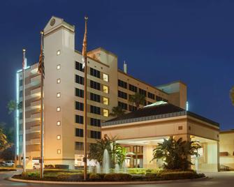 Ramada by Wyndham Kissimmee Gateway - Kissimmee - Toà nhà