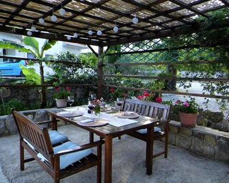 B&b Eva - Ika - Patio