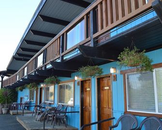 Meares Vista Inn - Tofino - Building