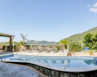 Hospedaria Vitória Mar - אובטובה - בריכה