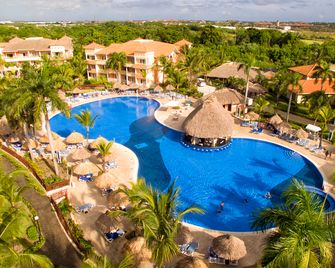 باهيا برينسيب جراند توركيسا - عامامل جميع الخدمات - بونتا كانا - حوض السباحة