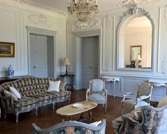 5 bedroom Chateau, 10 acres, shared pool - Saint-Paul-Lizonne - Sala de estar