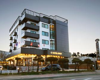 Gangneung Gyeongpodae Swan - Gangneung - Edificio