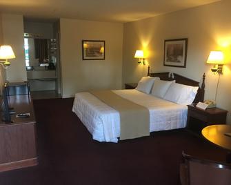 Alpine Lodge - Eureka Springs - Bedroom