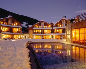 Post Alpina - Family Mountain Chalets - San Candido - Building