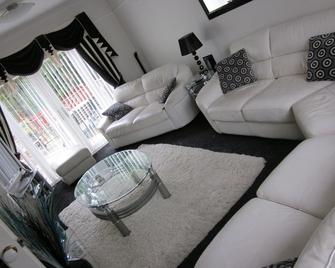 Three Bridges Bed & Breakfast - Inverkeithing - Living room
