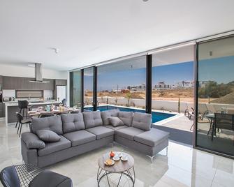 Coralli Spa Resort & Residence - Protaras - Living room