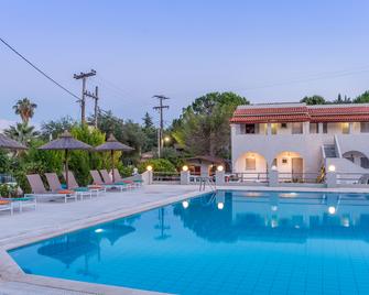 Dominoes Corfu - Ipsos - Pool