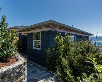 Sookepoint Ocean Cottage Resort - Sooke - Building