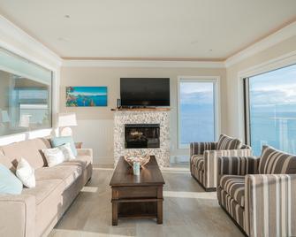 Sookepoint Ocean Cottage Resort - Sooke - Living room