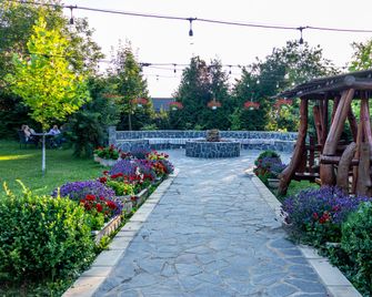 Pensiunea Aristocratis - Targu Neamt - Vista del exterior