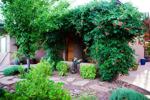 The Suites at Sedona - Sedona - Building