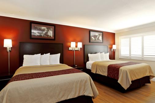 Red Roof Inn & Suites Monterey - Monterey - Bedroom