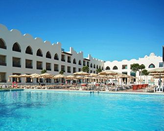 ماك بويرتو مارينا بينالمادينا - بينالمادينا - حوض السباحة