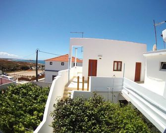 Ahoy Porto Covo Hostel - Porto Covo - Gebäude