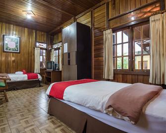 RedDoorz Plus near Kota Bunga Cipanas - Cipanas - Спальня