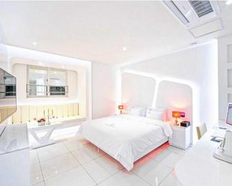 Zara Hotel Peace Square - Mokpo - Schlafzimmer