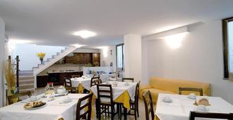 P&P Assisi Camere - Bastia umbra - Restaurante