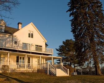 Dockside Guest Quarters & Restaurant - York - Building